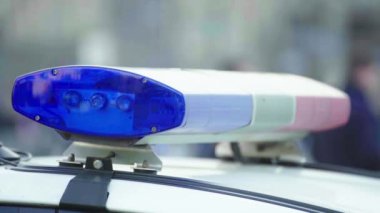 Polis arabasının çatısında teşhirci. Sinyal lambası. Yakın plan..