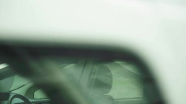 Polis arabasının çatısında teşhirci. Sinyal lambası. Yakın plan..