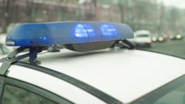 Polis arabasının çatısında teşhirci. Sinyal lambası. Yakın plan..