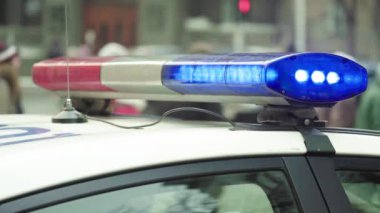 Polis arabasının çatısında teşhirci. Sinyal lambası. Yakın plan..