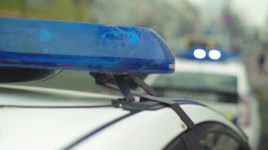 Polis arabasının çatısında teşhirci. Sinyal lambası. Yakın plan..