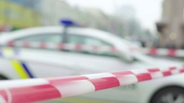 Bariyer olay yerindeki polis bandını uyardı. Kyiv. Ukrayna