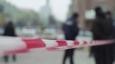 Bariyer olay yerindeki polis bandını uyardı. Kyiv. Ukrayna