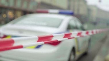 Bariyer olay yerindeki polis bandını uyardı. Kyiv. Ukrayna