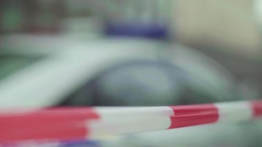 Bariyer olay yerindeki polis bandını uyardı. Kyiv. Ukrayna