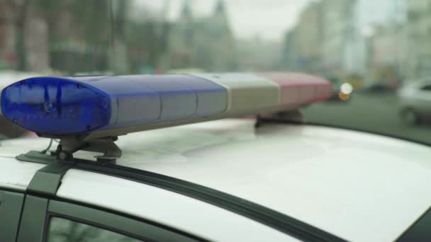 Lampeggiante lampeggiante sul tetto di una macchina della polizia. Blinker. Primo piano. — Video Stock