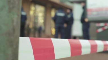 Bariyer olay yerindeki polis bandını uyardı. Kyiv. Ukrayna