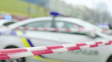 Bariyer olay yerindeki polis bandını uyardı. Kyiv. Ukrayna