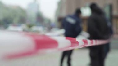 Bariyer olay yerindeki polis bandını uyardı. Kyiv. Ukrayna