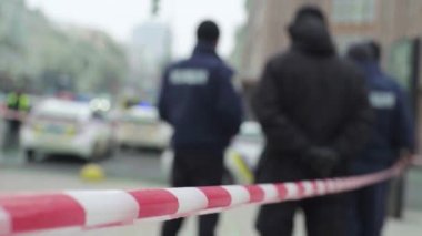 Bariyer olay yerindeki polis bandını uyardı. Kyiv. Ukrayna