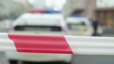 Bariyer olay yerindeki polis bandını uyardı. Kyiv. Ukrayna