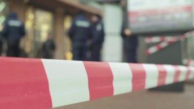 Bariyer olay yerindeki polis bandını uyardı. Kyiv. Ukrayna
