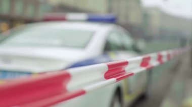 Bariyer olay yerindeki polis bandını uyardı. Kyiv. Ukrayna