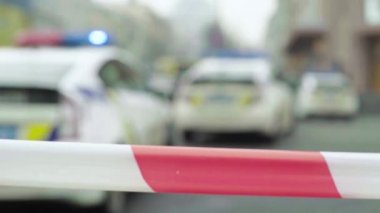Bariyer olay yerindeki polis bandını uyardı. Kyiv. Ukrayna