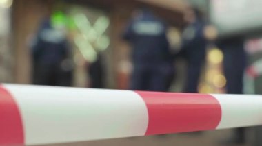 Bariyer olay yerindeki polis bandını uyardı. Kyiv. Ukrayna