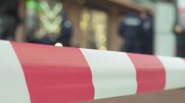 Bariyer olay yerindeki polis bandını uyardı. Kyiv. Ukrayna