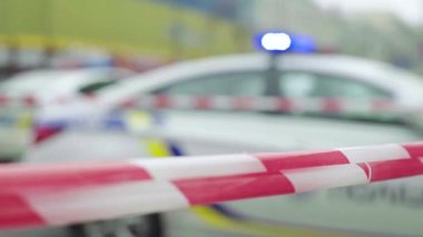 Bariyer olay yerindeki polis bandını uyardı. Kyiv. Ukrayna