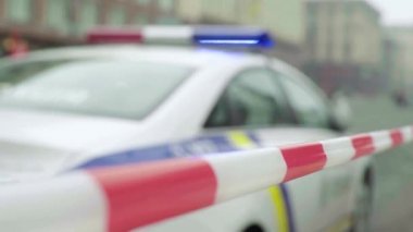 Bariyer olay yerindeki polis bandını uyardı. Kyiv. Ukrayna