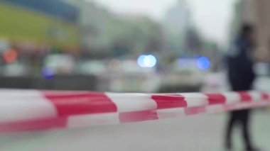 Bariyer olay yerindeki polis bandını uyardı. Kyiv. Ukrayna
