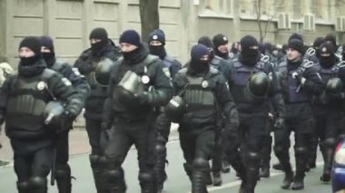 Şehir caddesinde bir polis ekibi. Kyiv. Ukrayna.