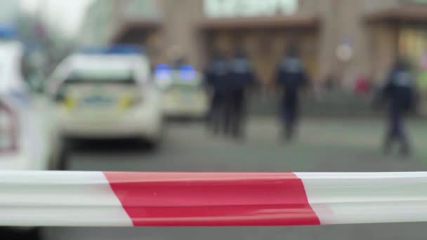 Bariera ostrzegająca policję na miejscu zbrodni. Kijów. Ukraina — Wideo stockowe