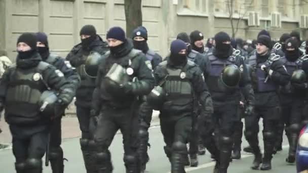 경찰 분대 가 시내 거리에 있어요. Kyiv. 우크라 이나. — 비디오