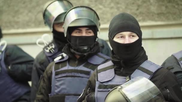 Αστυνομική ομάδα σε δρόμο της πόλης. Κίεβο. Ουκρανία. — Αρχείο Βίντεο