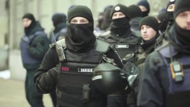 Polizeistreife auf einer Straße in der Stadt. kyiv. Ukraine. — Stockvideo