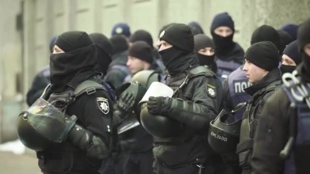 Polisstyrkan på en stadsgata. Kiev. Ukraina. — Stockvideo