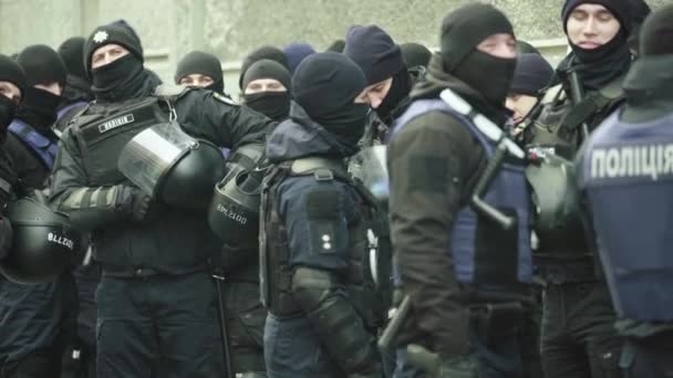 Αστυνομική ομάδα σε δρόμο της πόλης. Κίεβο. Ουκρανία. — Αρχείο Βίντεο