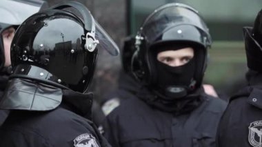 Şehir caddesinde bir polis ekibi. Kyiv. Ukrayna.