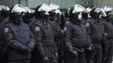 Şehir caddesinde bir polis ekibi. Kyiv. Ukrayna.
