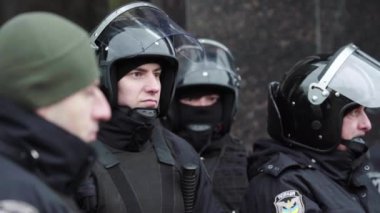Şehir caddesinde bir polis ekibi. Kyiv. Ukrayna.
