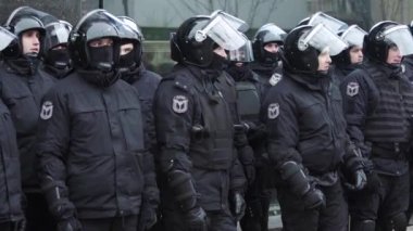 Şehir caddesinde bir polis ekibi. Kyiv. Ukrayna.