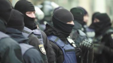 Şehir caddesinde bir polis ekibi. Kyiv. Ukrayna.