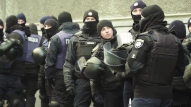 Şehir caddesinde bir polis ekibi. Kyiv. Ukrayna.