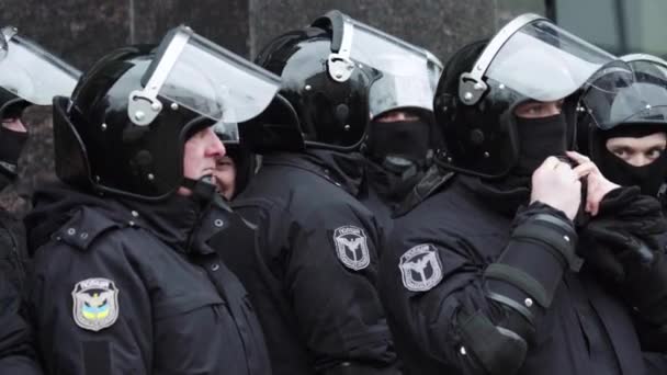 Esquadrão policial em uma rua da cidade. Kiev. Ucrânia . — Vídeo de Stock