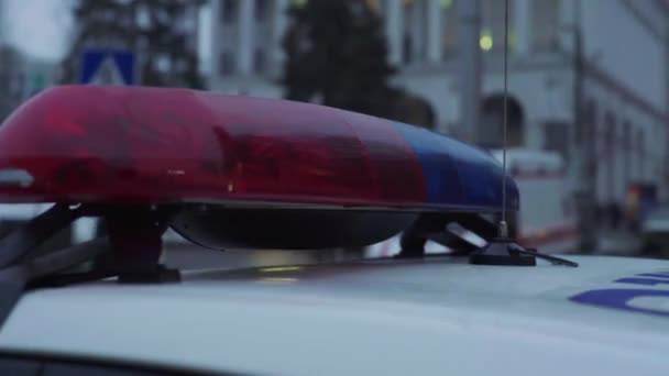 Parpadea en el techo de un coche de policía por la noche. Blinker. . — Vídeos de Stock