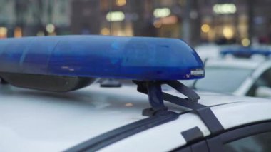 Gece bir polis arabasının çatısında teşhirci. Yanıp sönen.