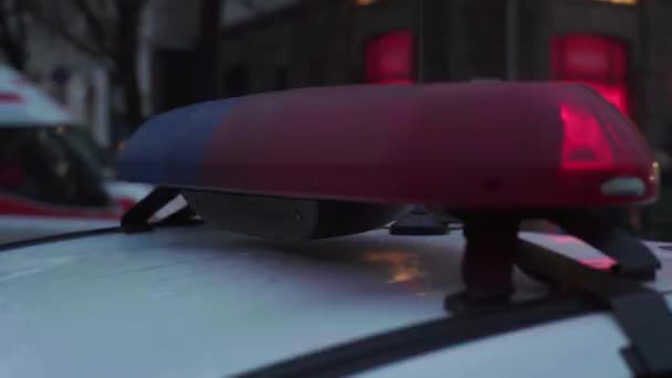 Um piscar de olhos no telhado de um carro da polícia à noite. Blinker . — Vídeo de Stock