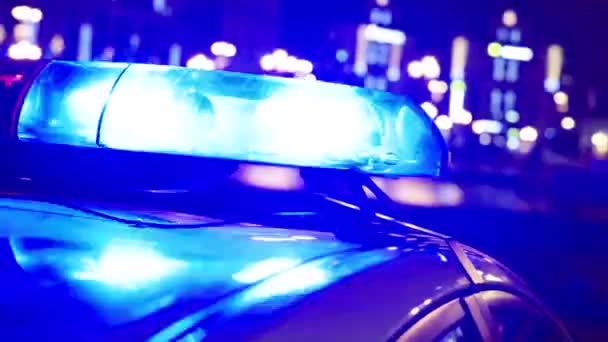 Villogó villantás egy rendőrautó tetején éjszaka. Szemellenző. — Stock videók