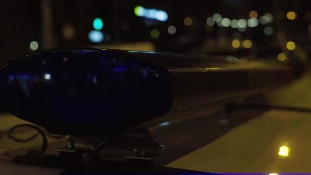 夜に警察の車の屋根の上にフラッシャーを点滅させます。ブリンカー. — ストック動画