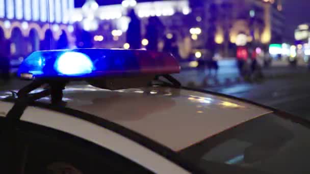 रात में एक पुलिस कार की छत पर चमकती Flasher. ब्लिंकर . — स्टॉक वीडियो