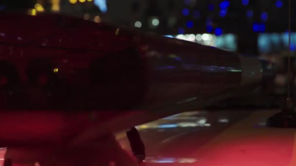 Blikající blikač na střeše policejního auta v noci. Blikač. — Stock video
