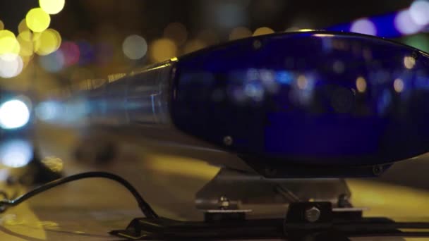 Gece bir polis arabasının çatısında teşhirci. Yanıp sönen. — Stok video