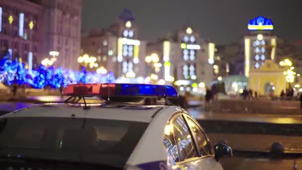 Blinkende blinker på taget af en politibil om natten. Blinker . – Stock-video