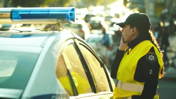 Agenti di polizia donna sulla scena del crimine. Lampeggiante lampeggiante della polizia. Kiev. Ucraina — Video Stock