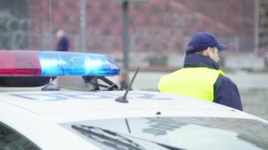 Polis memurları olay yerinde. Teşhirci polis. Kyiv. Ukrayna