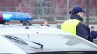 Polis memurları olay yerinde. Teşhirci polis. Kyiv. Ukrayna