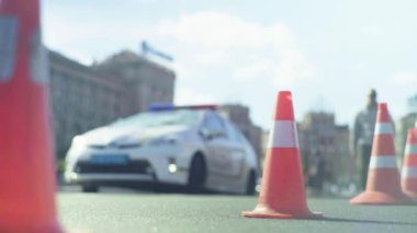 Polis konisi yolda. Kaza yeri. Nakliye aracı. Yol trafiği. İmzala. Kyiv.